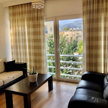 Spacious And Comfortable Central Kyrenia Flat Екстериор снимка