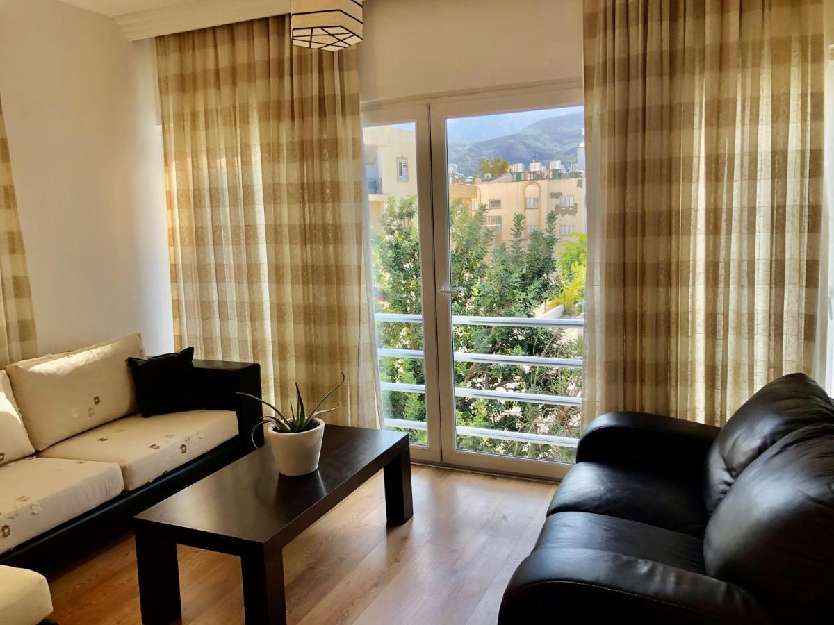 Spacious And Comfortable Central Kyrenia Flat Екстериор снимка