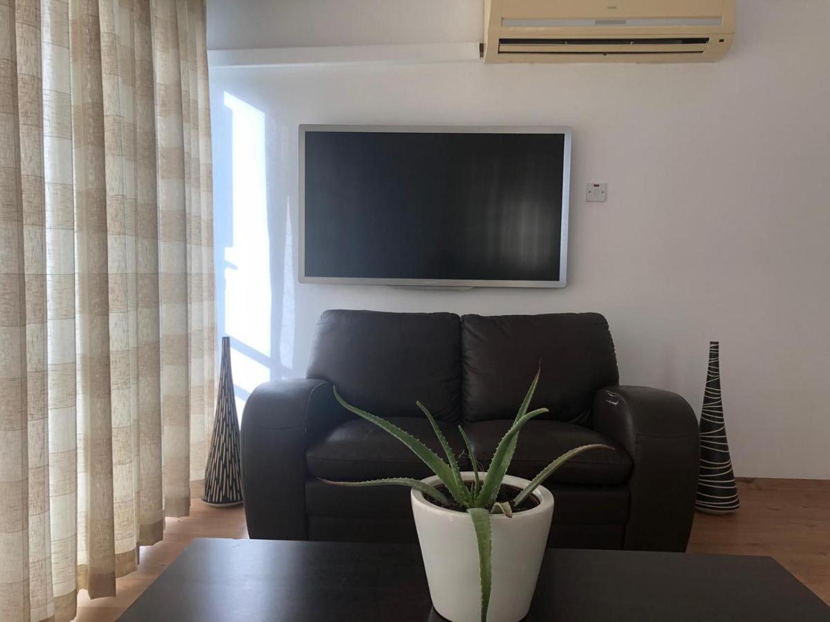 Spacious And Comfortable Central Kyrenia Flat Екстериор снимка